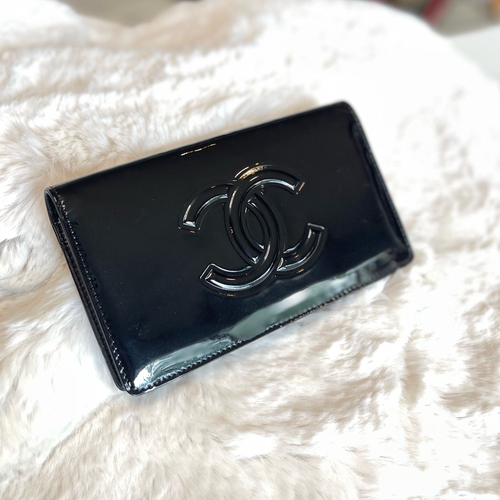 CHANEL Glossy Black Wallet